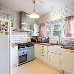 Stylish & Spacious 3-Bed Home In Vibrant Bow