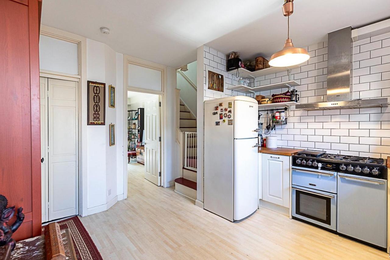 Stylish & Spacious 3-bed In Vibrant Bow Apartment *