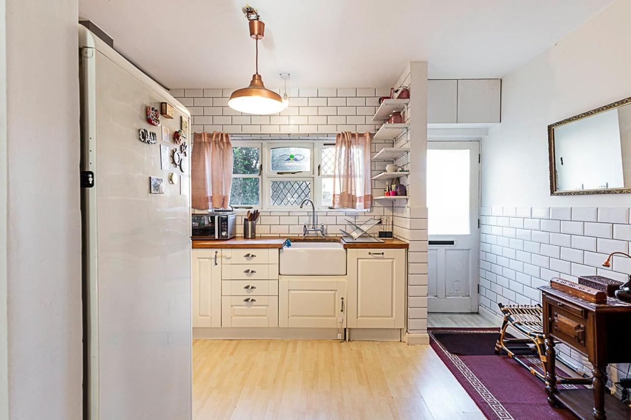 Apartment Stylish & Spacious 3-bed In Vibrant Bow *