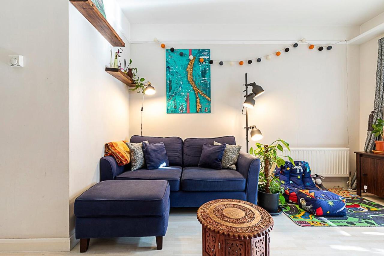 Stylish & Spacious 3-bed In Vibrant Bow Apartment London