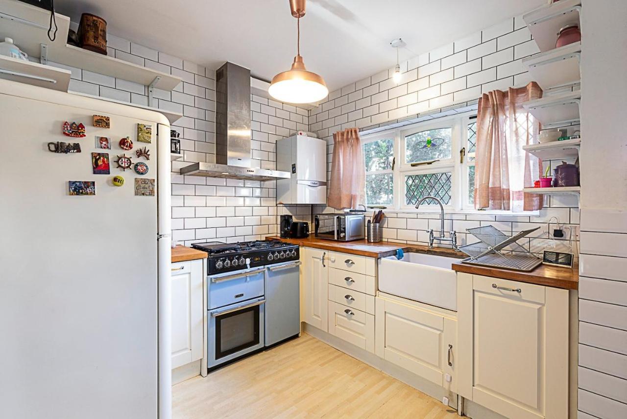 Stylish & Spacious 3-bed In Vibrant Bow London