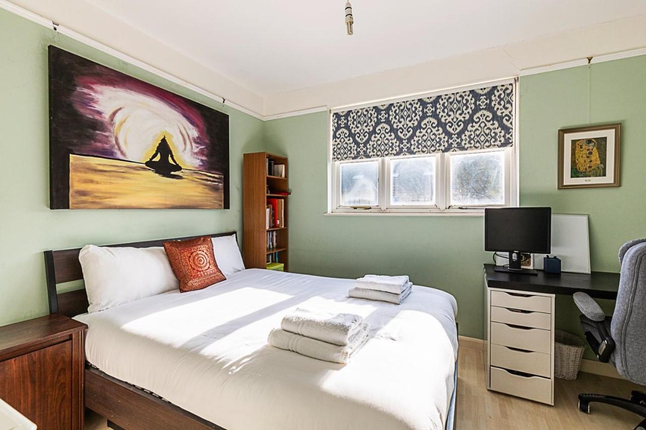 Stylish & Spacious 3-bed In Vibrant Bow London