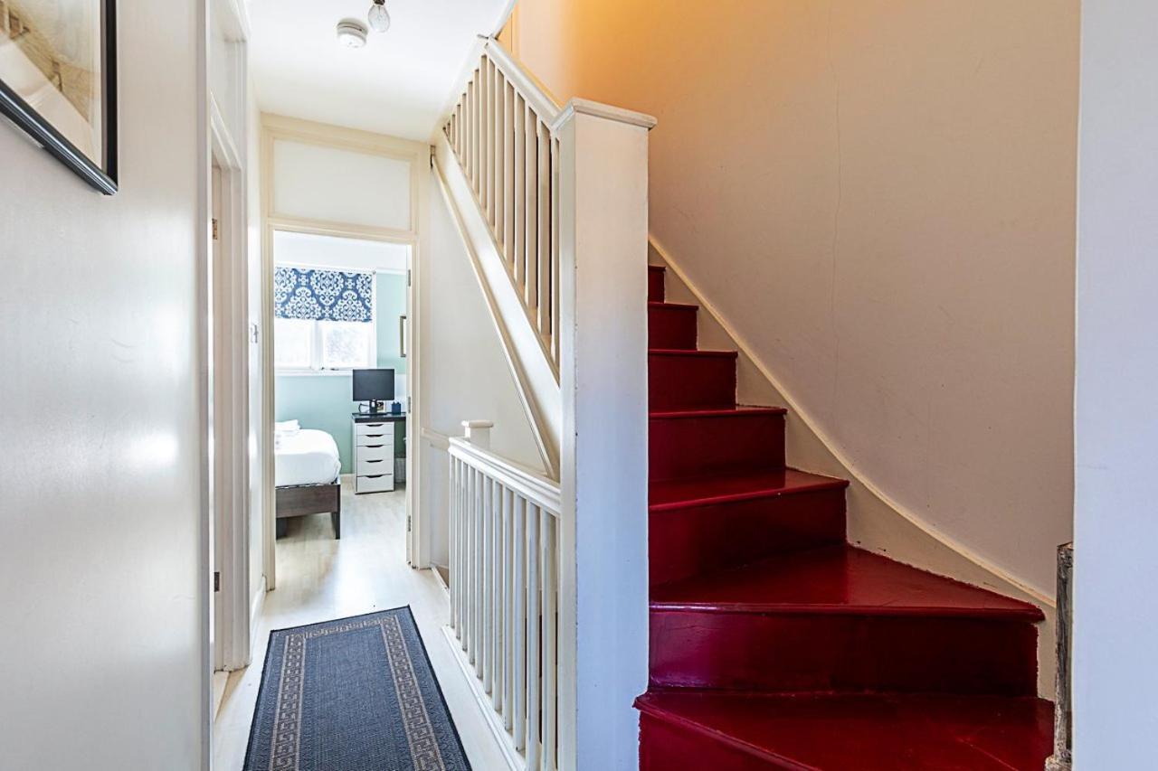 Stylish & Spacious 3-bed In Vibrant Bow Apartment London