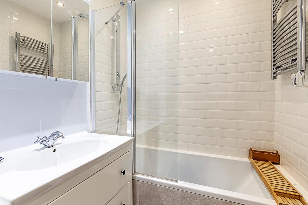 Stylish & Spacious 3-bed In Vibrant Bow * London