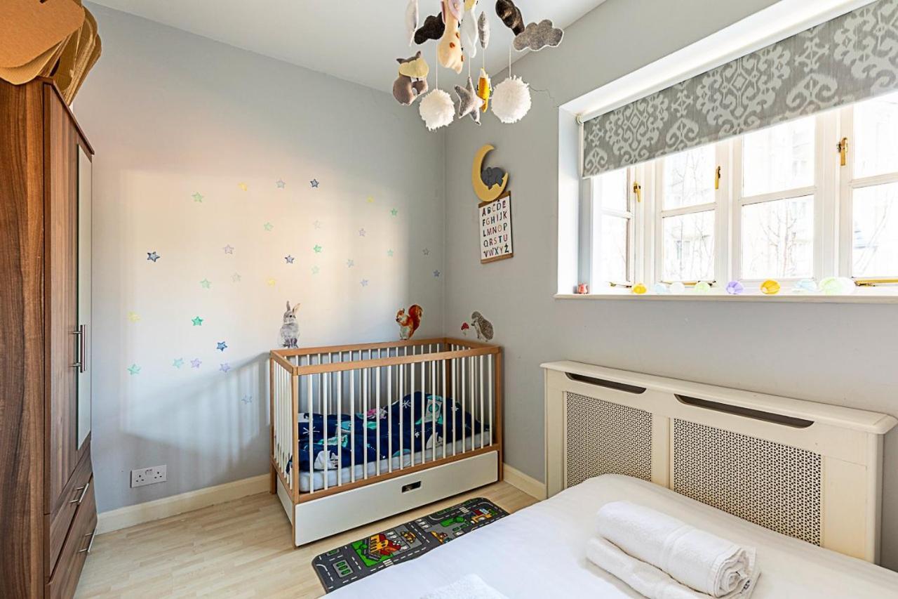 Stylish & Spacious 3-bed In Vibrant Bow Apartment *