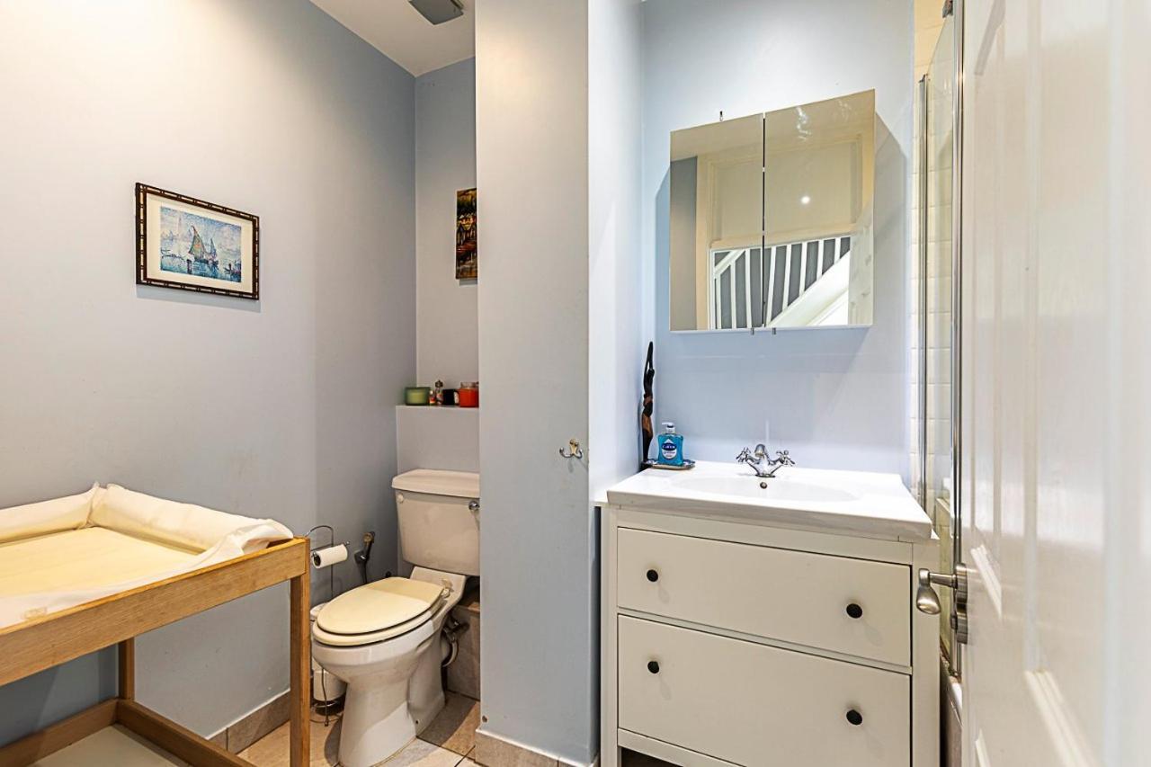 Stylish & Spacious 3-bed In Vibrant Bow London