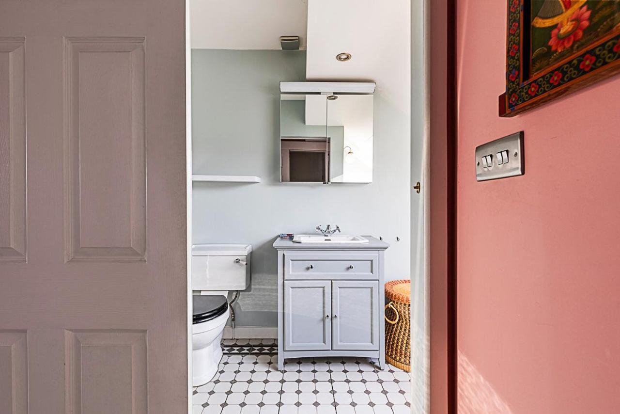 Stylish & Spacious 3-bed In Vibrant Bow