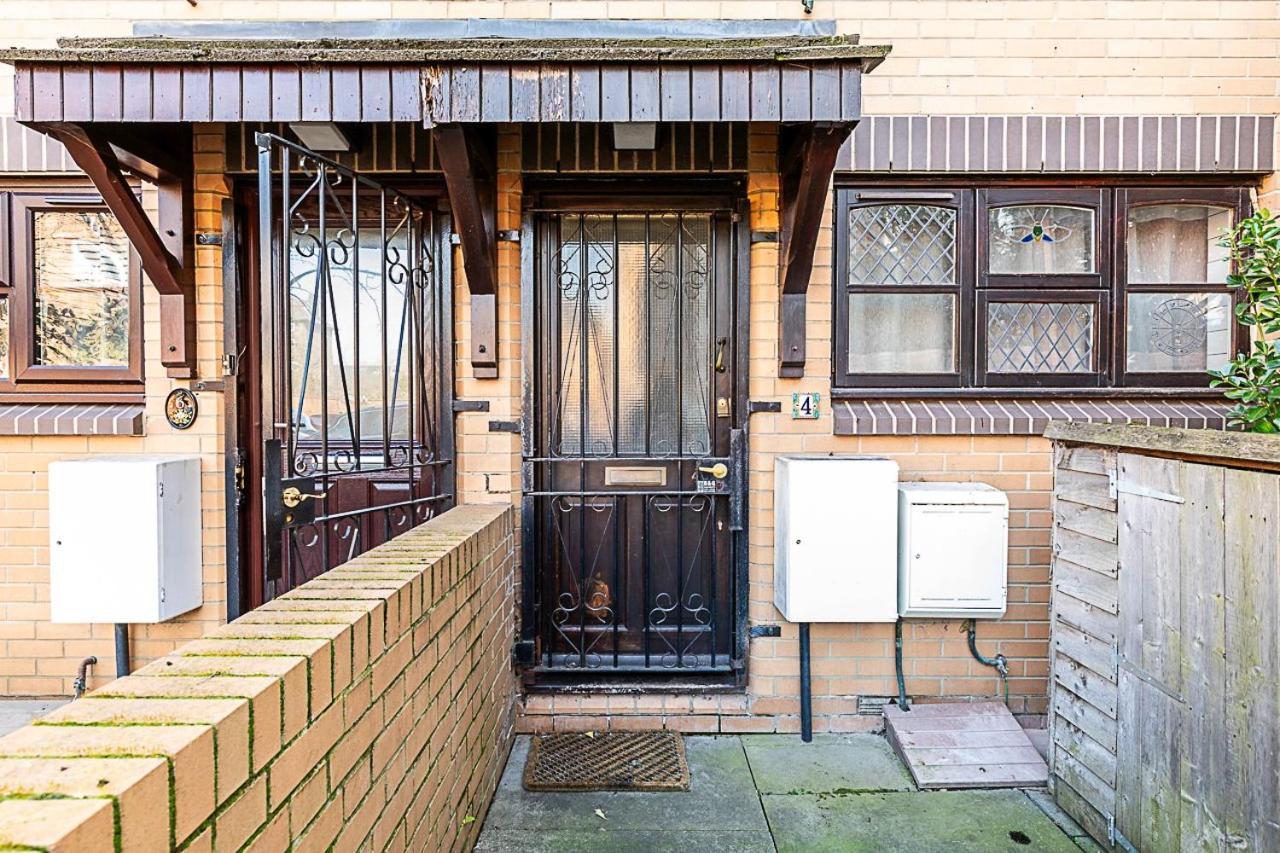 Stylish & Spacious 3-bed In Vibrant Bow Apartment