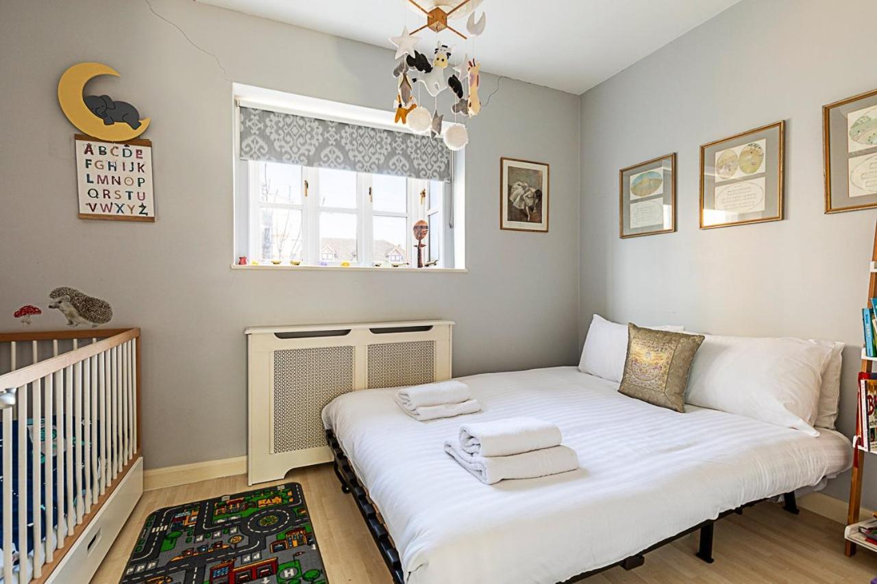 Stylish & Spacious 3-bed In Vibrant Bow Apartment *